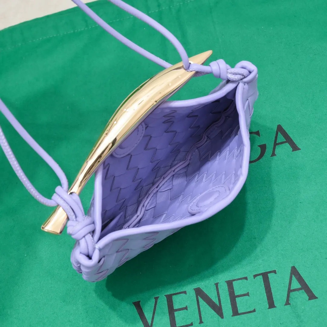 Batch of 1260 BV Mini Sardine is coming‼ ️Super high-end, stainless steel hardware + 24k real gold plating process, fish scales (concave and convex positions) are the finishing touch, the sardine bag that can be carried cross-body is completely beautiful to the heart. The metal element handle and weaving are perfectly combined to completely integrate the artistic sense and elegance and fashion. It is really like a work of art🏺The large size is elegant, the small size is exquisite and cute, a must-have item for fashionistas, and the details are perfectly reproduced. Style number: 6680# Size 20*12*2.5